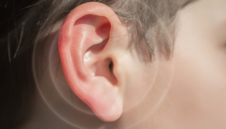 découvrez les causes possibles du sifflement dans l'oreille gauche et ce que ce symptôme peut révéler sur votre santé auditive et générale.